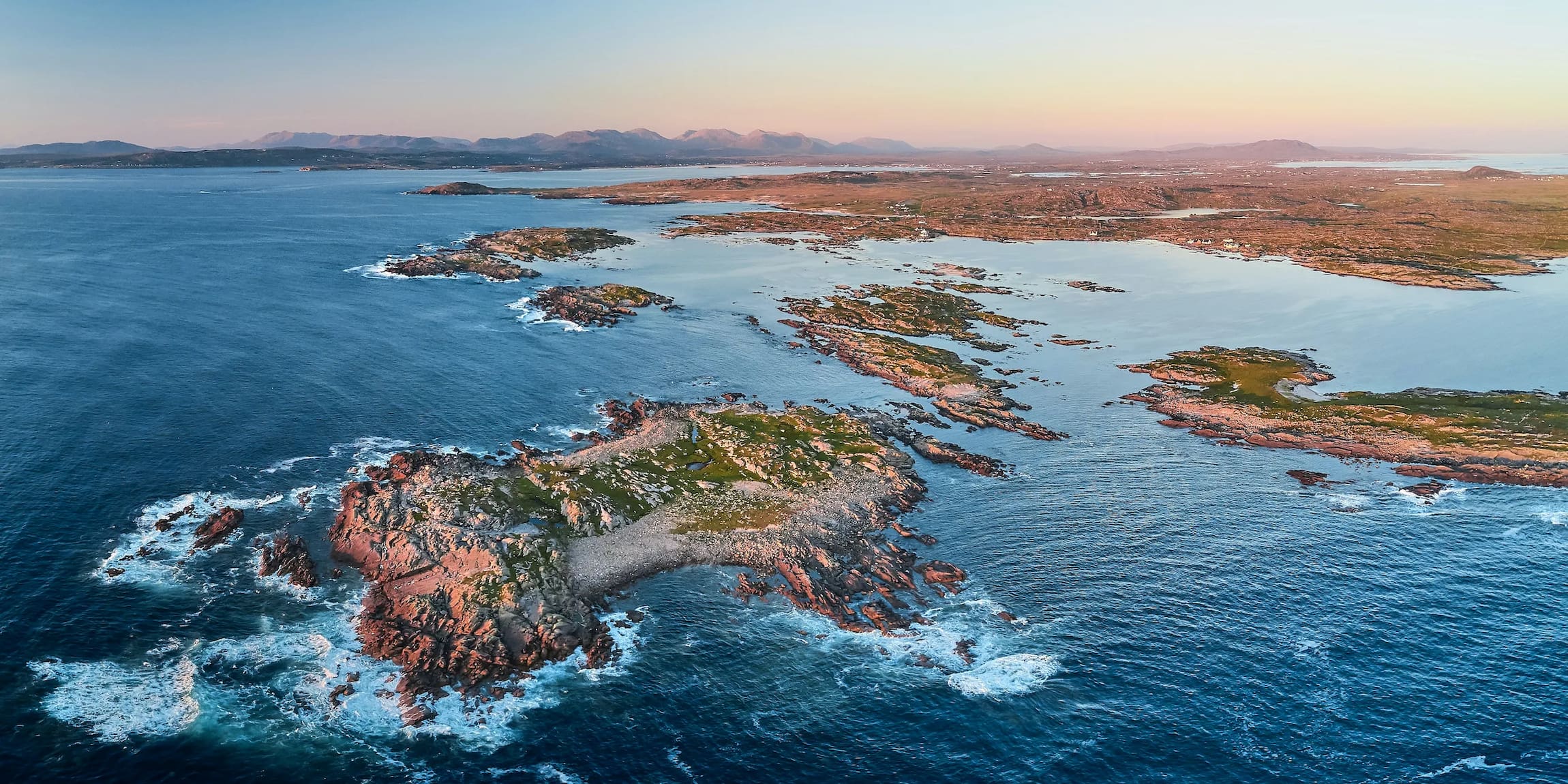 Vue aérienne côte bretonne au coucher de soleil